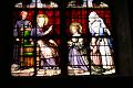 Franz von Sales und Johanna Franziska von Chantal im Hôtel Dieu, dahinter ein junger Priester und eine junge Ordensfrau des Hospizes, Glasfenster in der Basilika Notre Dame von Beaune, Frankreich von E. Thibaut, 1865