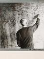 Der Maler Pierre Bonnard malt sein Gemälde über Franz von Sales für die Kirche Notre-Dame de Toute Grace, Plateau D’Assy, Hochsavoyen, Frankreich, um 1942. Foto: André Ostier.