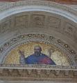 Mosaik über dem Haupteingang der Basilica del Sacro Cuore del Gesù al Castro Pretorio in Rom, Italien, von Francesco Vespignani (1842 – 1899),