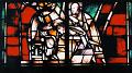 Glasfenster von Ernst Jansen-Winkeln in der Kirche Haus Overbach, Nordrhein-Westfalen: Franz von Sales wird durch die Handauflegung zum priesterlichen Dienst geweiht