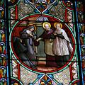 1619 kam es in Paris zur Begegnung zwischen Franz von Sales und dem heiligen Vinzenz von Paul. Glasfenster in der Alten Pfarrkirche Franz von Sales in Paris, Frankreich (Ausschnitt).