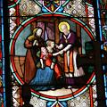 Franz von Sales soll ein ertrunkenes Kind, das noch nicht getauft war, zum Leben erweckt haben. Glasfenster in der Alten Pfarrkirche Franz von Sales in Paris, Frankreich (Ausschnitt).
