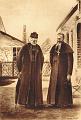 Louis Brisson in seinem Haus in Plancy, wohin er sich im hohen Alter zurückgezogen hatte, zusammen mit dem Oblaten des hl. Franz von Sales, dem Missionar Jean Simon, der Bischof des apostolischen Vikariates um den Oranje-Fluss, Südafrika. (Illustration aus dem Buch "Vie du Serviteur de Dieu le très révérend Père Louis Brisson" Band 2, 1932)