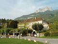 Die ehemalige Abtei von Talloires, am Fuß der Einsiedelei von Saint Germain am See von Annecy, Frankreich (heute Hotel)